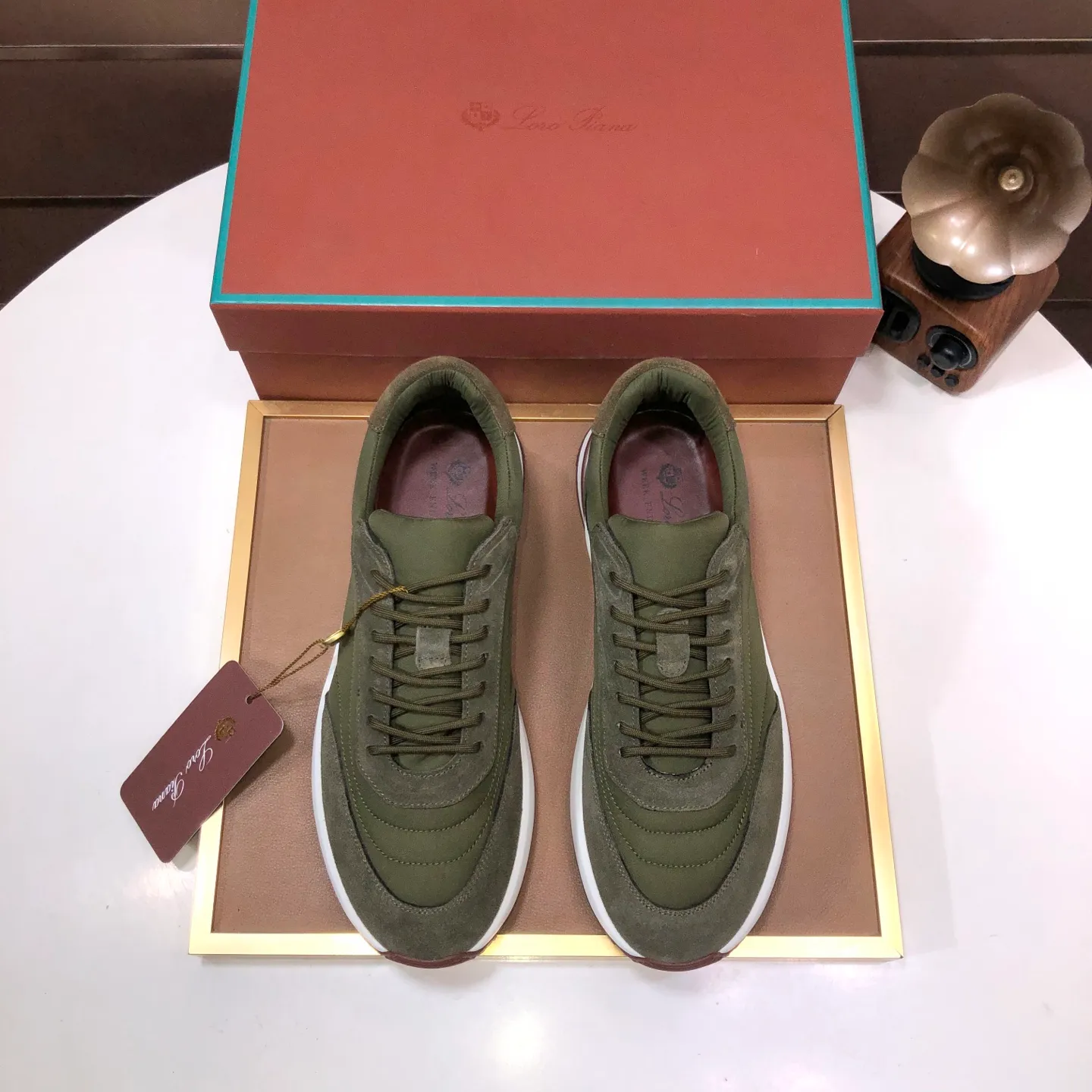 Men's shoes 💰600💰[𝐥𝐨𝐫𝐨 𝐏𝐢𝐚𝐧𝐚] lp classic loafers, an Italian treasure brand, the only brand that can match Hermès! Only after wearing it do we realize that we cannot let down our feet. The upper is imported cashmere, the lining of water-dyed cowhide ➕ the cowhide feet, the official original glass rubber outsole, and the pendant. Exclusive original packaging (tag ➕ brand paper ➕ outer box ➕ hand bag) code number: 38-45